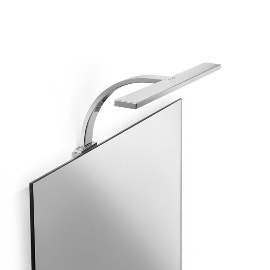 Lampada specchio a Led squadrata con braccio ricurvo in alluminio cromato Lineabeta Ciari Distanza dallo specchio cm 17