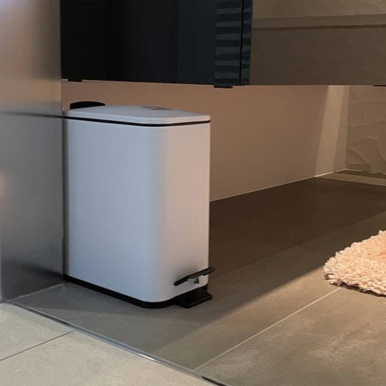 Pattumiera a pedale modello Erik capienza 5 Litri colore bianco opaco