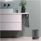 Pattumiera a pedale modello Adelar capienza 5 litri colore grigio opaco