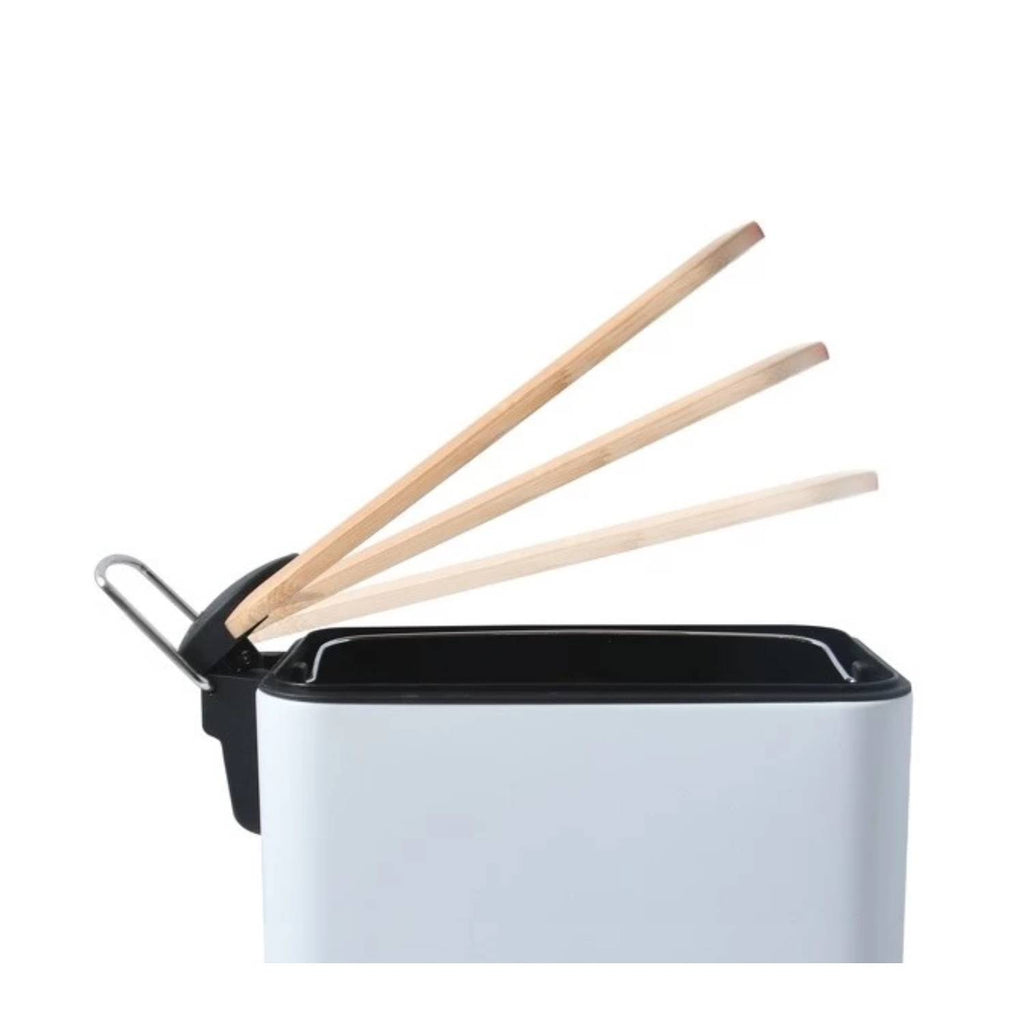 Pattumiera a pedale modello Erik in acciaio e bambÃ¹ capacitÃ  5 litri colore bianco opaco