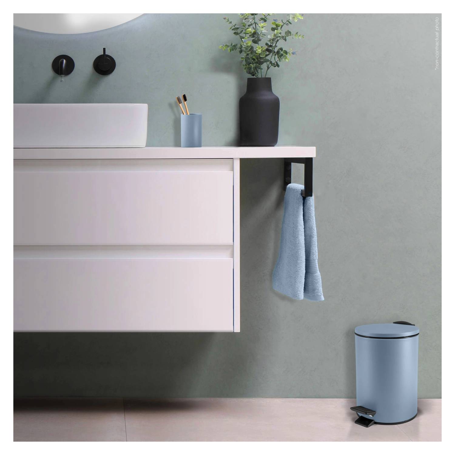 Pattumiera a pedale in acciaio modello Adelar capienza 5 litri colore blu opaco