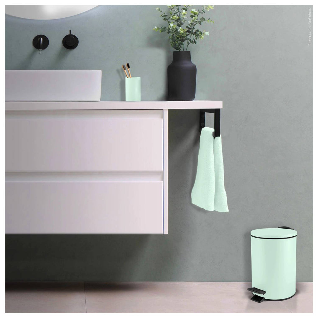 Pattumiera a pedale modello Adelar capienza 3 litri colore verde lucido opaco