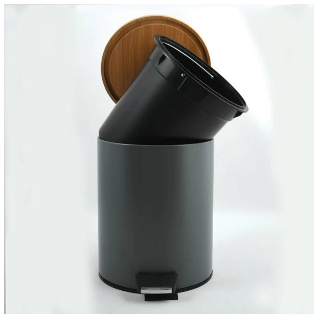 Pattumiera a pedale in acciaio e bambÃ¹ modello Adonis capienza 3 litri colore grigio matto