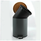 Pattumiera a pedale in acciaio e bambÃ¹ modello Adonis capienza 3 litri colore grigio matto