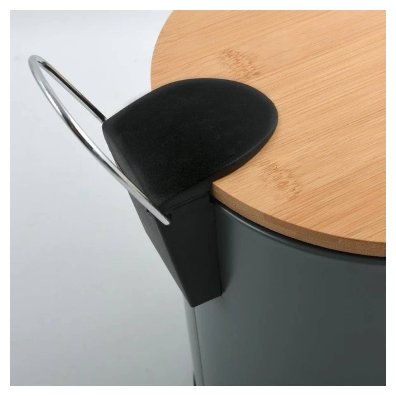 Pattumiera a pedale in acciaio e bambÃ¹ modello Adonis capienza 3 litri colore grigio matto