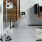 Piantana da bagno con portarotolo carta igienica e scopino modello Darwin in acciaio cromato e porcellana