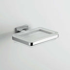 Porta sapone di forma squadrata in ottone cromato con piattino in vetro satinato Colombo Design collezione BasicQ Con fissaggio a tassello