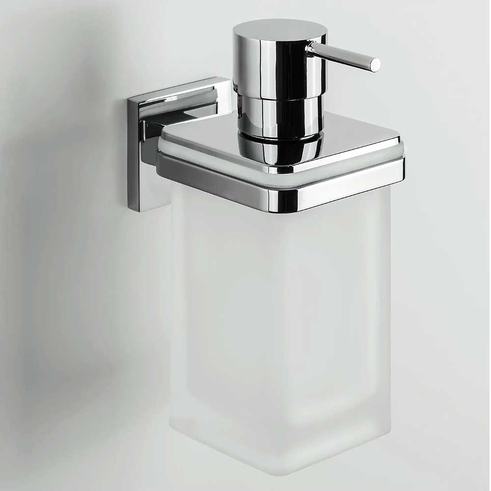 Dispenser Sapone di forma squadrata in ottone cromato con contenitore in vetro satinato Colombo Design collezione BasicQ Con fissaggio a tassello