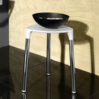 Sgabello Yannis di Gedy in acciaio inox e resine termoplastiche - Bianco