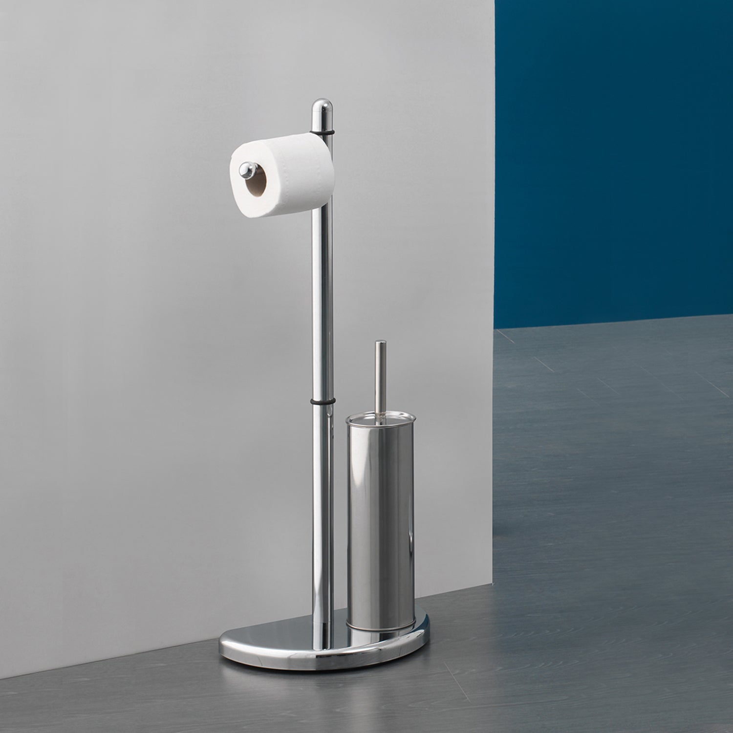 Piantana portarotolo e portascopino modello Hibiscus di Gedy - Cromato